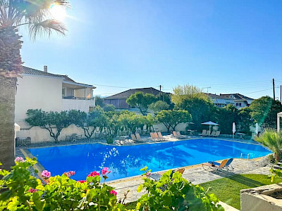 Konaki Hotel Lefkas tuin met zwembad