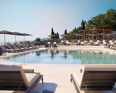 Alkyna Lifestyle Beach Resort Corfu zwembad ligbedden