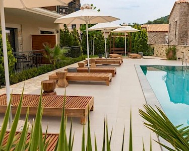 Charisma Boutique Hotel Parga zwembad met ligbedjes