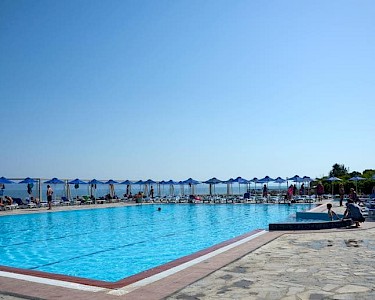Mastichari Bay Kos zwembad en uitzicht op zee