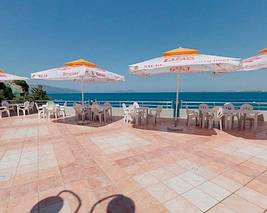 Hotel New York Albanië terrasje