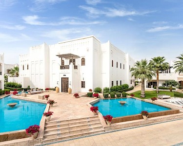 Sharq Village & Spa Qatar zwembad in de tuin