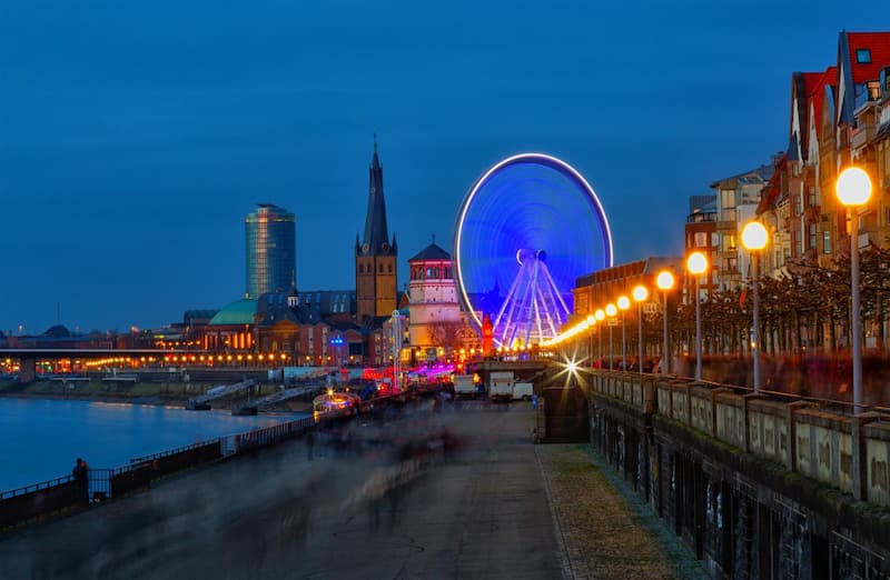 Dusseldorf reuzenrad kerstshoppen op de kerstmarkt