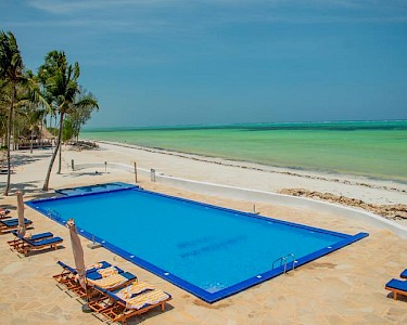 Royal Mandarin Zanzibar zwembad bij zee