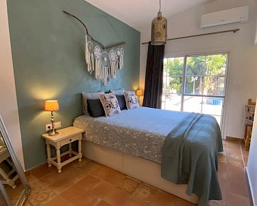 Finca del Gecko Andalusië slaapkamer aan zwembad