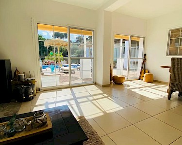 Finca del Gecko Andalusië woonkamer aan zwembad