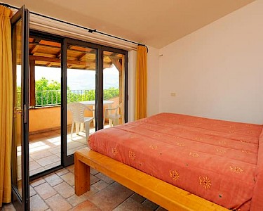 Agriturismo La Torriola Umbrië slaapkamer met balkon