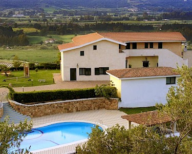 Agriturismo Su Vrau Sardinië zwembad in groene tuin