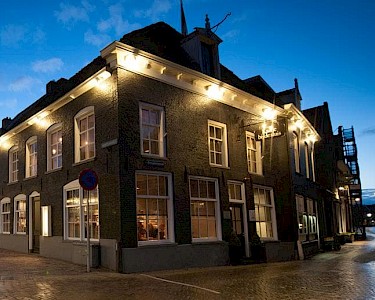 Kaatje bij de Sluis buitenkant in de avond