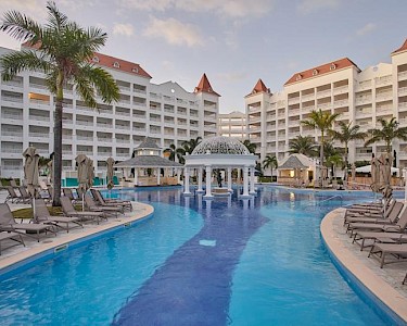 Bahia Principe Luxury Runaway Bay Jamaica zwembad met ligbedjes