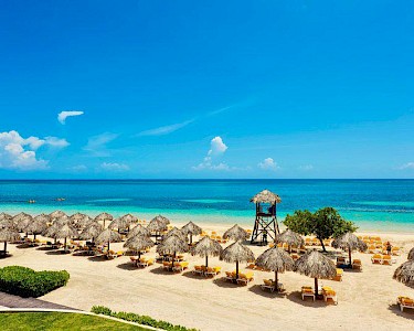 Iberostar Selection Rose Hall Suites Jamaica strand met bedjes
