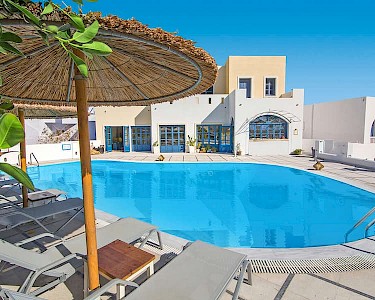 Sunshine Hotel Santorini ligbedjes bij het zwembad