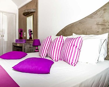 Kings Suites Santorini bed