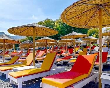 Kings Suites Santorini ligbedjes op het strand