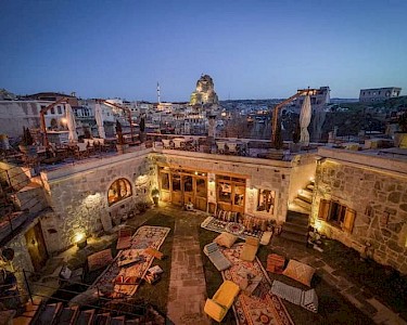 Doda Artisanal Cave Hotel Cappadocië uitzicht in de avond