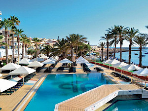 Qawra Palace Malta van bovenaf