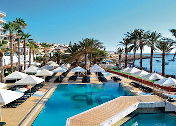 Qawra Palace Malta van bovenaf