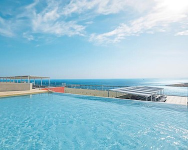 Qawra Palace Malta zwembad met uitzicht
