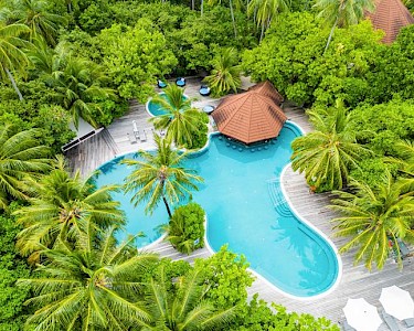 ROBINSON MALDIVES zwembad in tuin