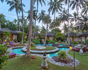 Bandos Maldives bungalows in tuin met zwembad
