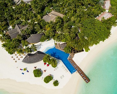 Kuramathi Maldives zwembad van bovenaf