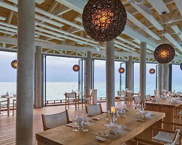 Kuramathi Maldives restaurant met zeezicht