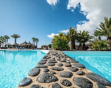 Beatriz Costa & Spa Lanzarote zonnig weer bij het zwembad