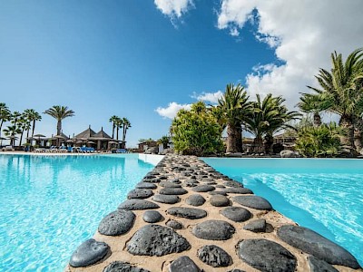 Beatriz Costa & Spa Lanzarote zonnig weer bij het zwembad