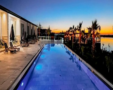 Lumeris Suites & Spa Albanië zonsondergang