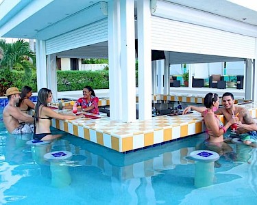 Tryp by Wyndham Aruba poolbar