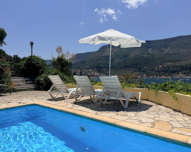 Huize Odyssey Ithaki parasol bij het zwembad