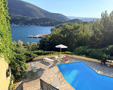 Huize Odyssey Ithaki zwembad en uitzicht
