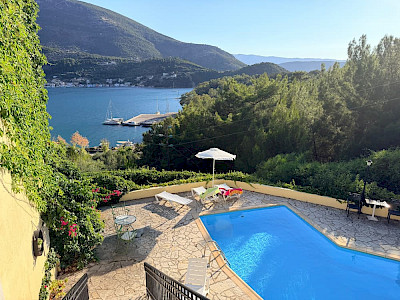 Huize Odyssey Ithaki zwembad en uitzicht