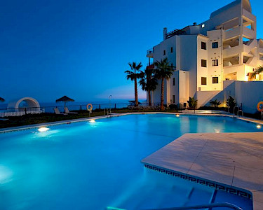 Olee Nerja Holiday Rental Spanje zwembad in de avond