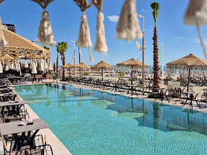 Royal G Deluxe Hotel Albanië zwembad met terras