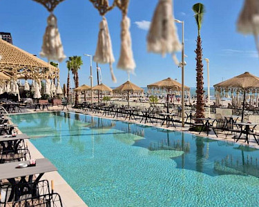 Royal G Deluxe Hotel Albanië zwembad met terras