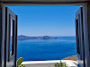 Deuren bij balkon met cactus en uitzicht op zee op Santorini