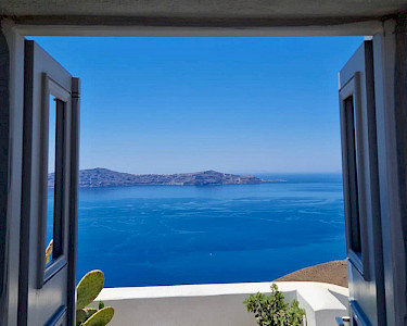 Deuren bij balkon met cactus en uitzicht op zee op Santorini