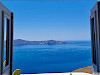 Deuren bij balkon met cactus en uitzicht op zee op Santorini