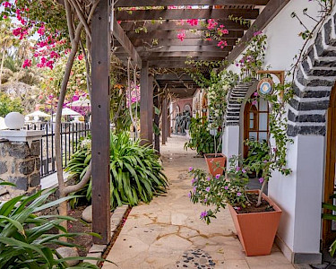 Odjo d'Agua Kaapverdië bloemen op terras
