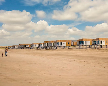 Landal Strandhuisjes Zeezigt lopen op het strand
