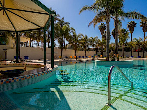 Hotel Mirachoro Carvoeiro Algarve Portugal zwembad in de tuin