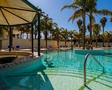 Hotel Mirachoro Carvoeiro Algarve Portugal zwembad in de tuin