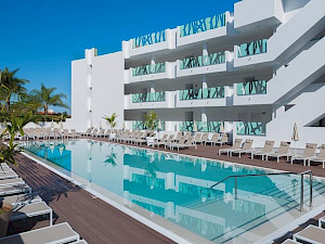 Atlantic Mirage Suites & Spa Tenerife zwembad met ligbedjes