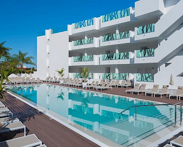 Atlantic Mirage Suites & Spa Tenerife zwembad met ligbedjes
