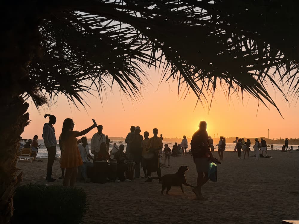 Locals op het strand in Santa Maria tijdens zonsondergang