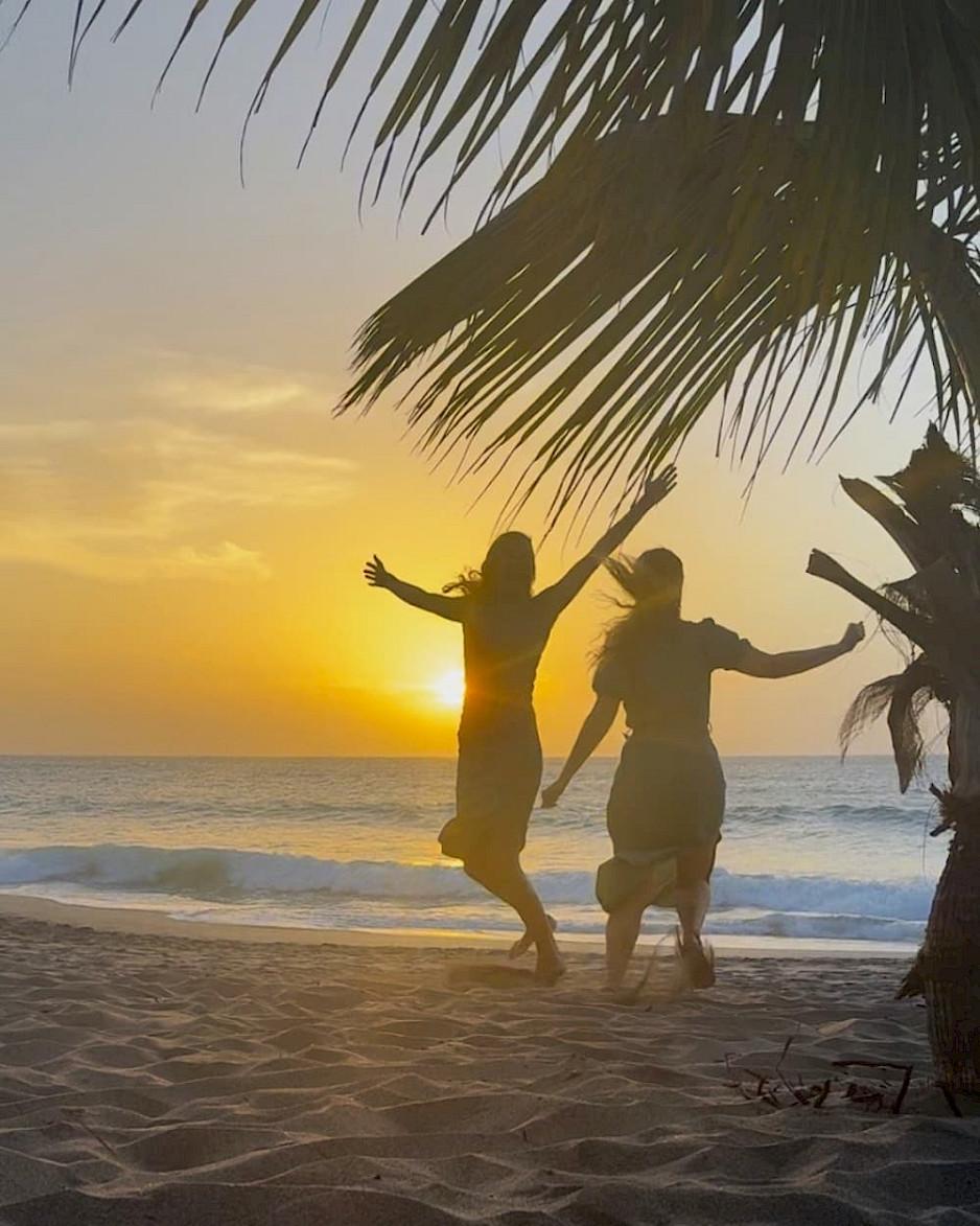 Enthousiast tijdens zonsondergang op het strand op Boa Vista, Kaapverdië