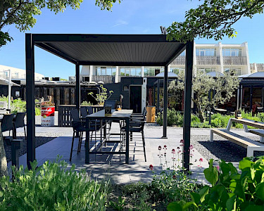 Strandhotel Westduin hoge tafel op het terras
