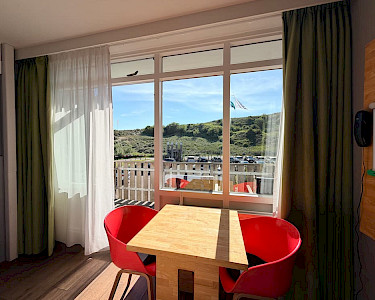 Strandhotel Westduin kamer met tafeltje en uitzicht op de duinen