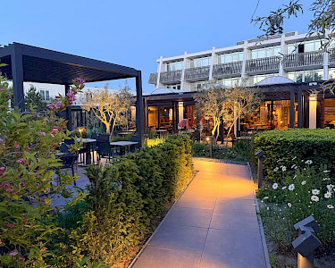Strandhotel Westduin tuinterras in de avond